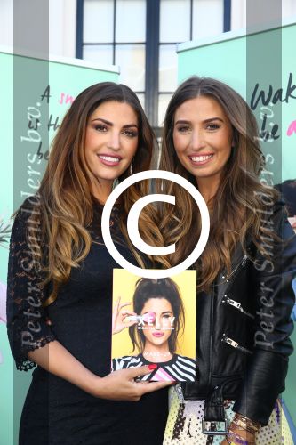 Amsterdam, 4 Juni 2015
Uitreiking boek Xelly Cabau v Kasbergen door haar huus Yolanthe Sneijder Cabau.