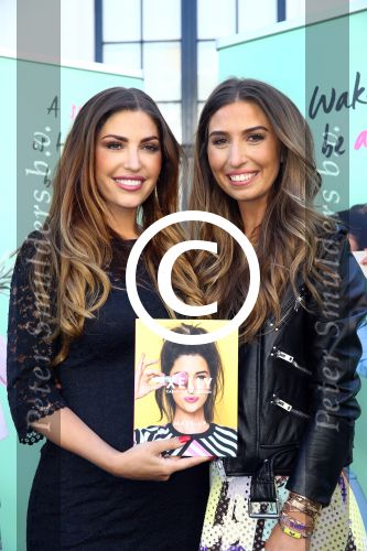 Amsterdam, 4 Juni 2015
Uitreiking boek Xelly Cabau v Kasbergen door haar huus Yolanthe Sneijder Cabau.