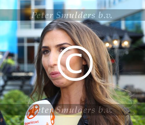 Amsterdam, 4 Juni 2015
Uitreiking boek Xelly Cabau v Kasbergen door haar huus Yolanthe Sneijder Cabau.