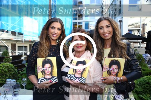 Amsterdam, 4 Juni 2015
Uitreiking boek Xelly Cabau v Kasbergen door haar huus Yolanthe Sneijder Cabau.