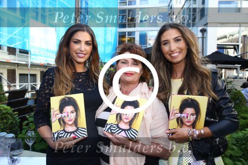 Amsterdam, 4 Juni 2015
Uitreiking boek Xelly Cabau v Kasbergen door haar huus Yolanthe Sneijder Cabau.