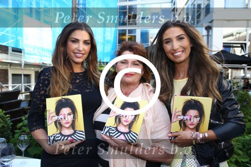 Amsterdam, 4 Juni 2015
Uitreiking boek Xelly Cabau v Kasbergen door haar huus Yolanthe Sneijder Cabau.
