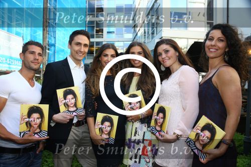Amsterdam, 4 Juni 2015
Uitreiking boek Xelly Cabau v Kasbergen door haar huus Yolanthe Sneijder Cabau.