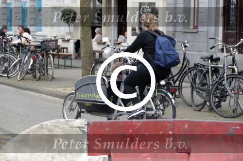 Amsterdam 31 mei 2016
Zangeres Adele met zoontje man en beveiliging op de fiets in Amsterdam.
