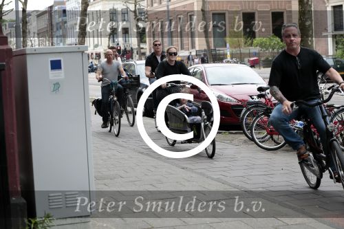 Amsterdam 31 mei 2016
Zangeres Adele met zoontje man en beveiliging op de fiets in Amsterdam.