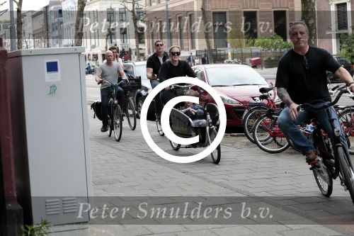 Amsterdam 31 mei 2016
Zangeres Adele met zoontje man en beveiliging op de fiets in Amsterdam.
