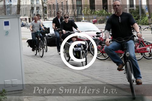 Amsterdam 31 mei 2016
Zangeres Adele met zoontje man en beveiliging op de fiets in Amsterdam.