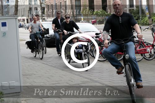 Amsterdam 31 mei 2016
Zangeres Adele met zoontje man en beveiliging op de fiets in Amsterdam.
