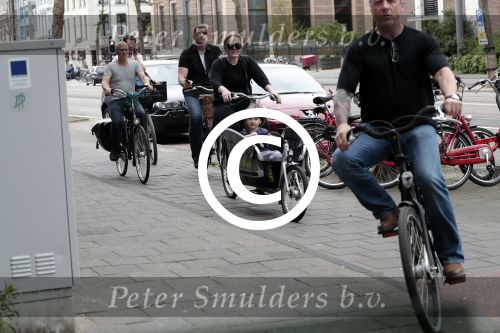 Amsterdam 31 mei 2016
Zangeres Adele met zoontje man en beveiliging op de fiets in Amsterdam.