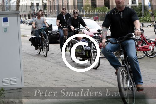 Amsterdam 31 mei 2016
Zangeres Adele met zoontje man en beveiliging op de fiets in Amsterdam.