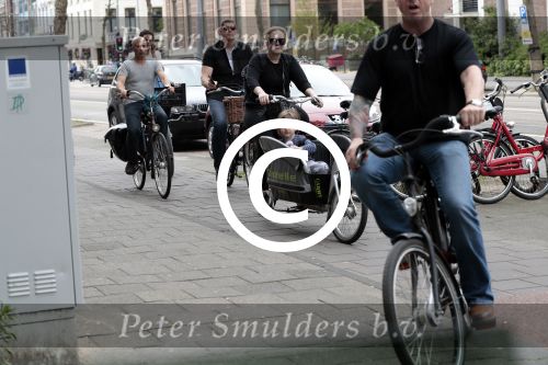 Amsterdam 31 mei 2016
Zangeres Adele met zoontje man en beveiliging op de fiets in Amsterdam.