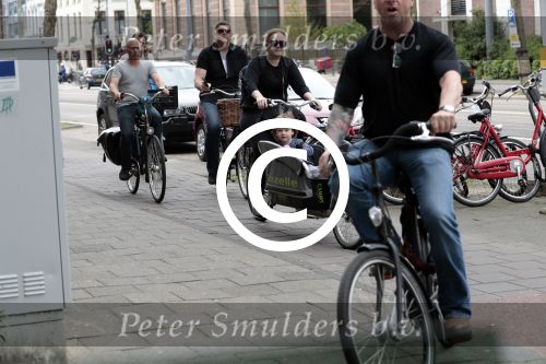 Amsterdam 31 mei 2016
Zangeres Adele met zoontje man en beveiliging op de fiets in Amsterdam.
