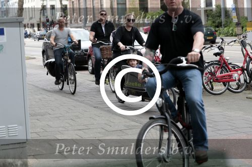 Amsterdam 31 mei 2016
Zangeres Adele met zoontje man en beveiliging op de fiets in Amsterdam.