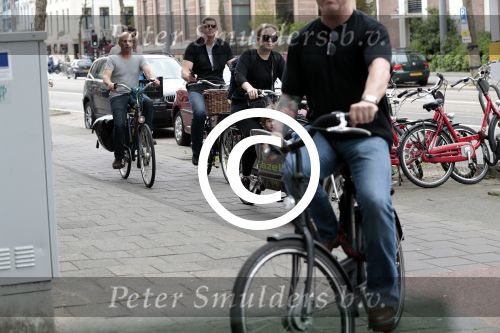 Amsterdam 31 mei 2016
Zangeres Adele met zoontje man en beveiliging op de fiets in Amsterdam.