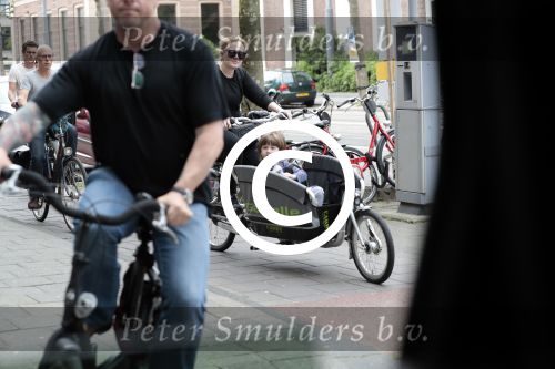 Amsterdam 31 mei 2016
Zangeres Adele met zoontje man en beveiliging op de fiets in Amsterdam.