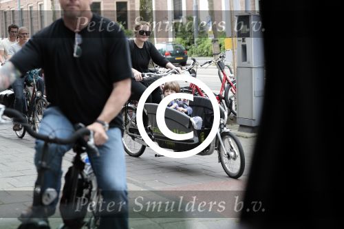 Amsterdam 31 mei 2016
Zangeres Adele met zoontje man en beveiliging op de fiets in Amsterdam.