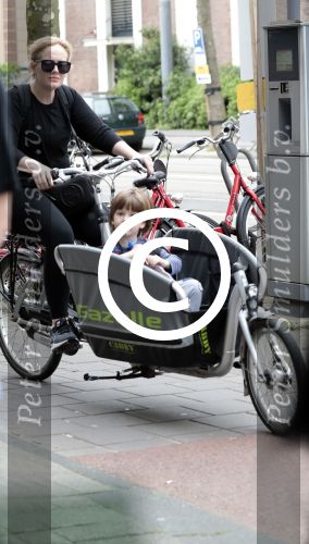 Amsterdam 31 mei 2016
Zangeres Adele met zoontje man en beveiliging op de fiets in Amsterdam.