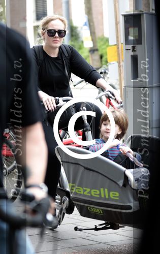 Amsterdam 31 mei 2016
Zangeres Adele met zoontje man en beveiliging op de fiets in Amsterdam.