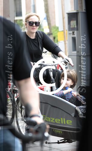 Amsterdam 31 mei 2016
Zangeres Adele met zoontje man en beveiliging op de fiets in Amsterdam.