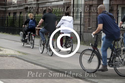 Amsterdam 31 mei 2016
Zangeres Adele met zoontje man en beveiliging op de fiets in Amsterdam.