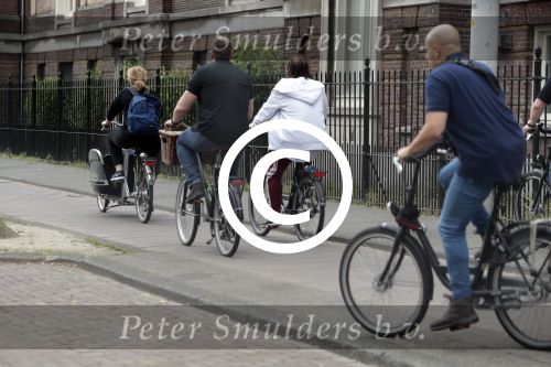 Amsterdam 31 mei 2016
Zangeres Adele met zoontje man en beveiliging op de fiets in Amsterdam.