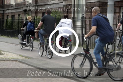 Amsterdam 31 mei 2016
Zangeres Adele met zoontje man en beveiliging op de fiets in Amsterdam.