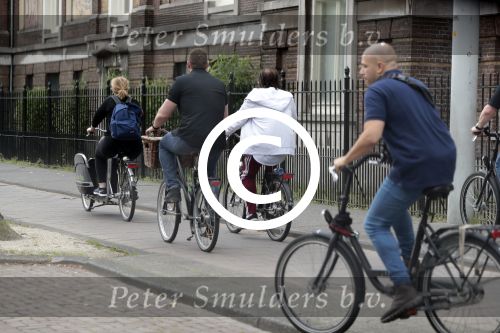 Amsterdam 31 mei 2016
Zangeres Adele met zoontje man en beveiliging op de fiets in Amsterdam.