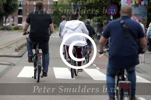 Amsterdam 31 mei 2016
Zangeres Adele met zoontje man en beveiliging op de fiets in Amsterdam.