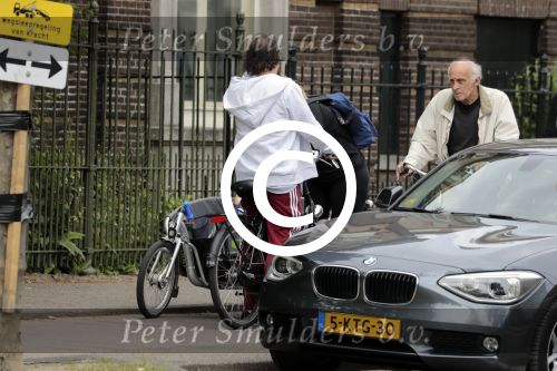 Amsterdam 31 mei 2016
Zangeres Adele met zoontje man en beveiliging op de fiets in Amsterdam.