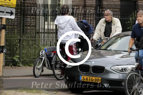 Amsterdam 31 mei 2016
Zangeres Adele met zoontje man en beveiliging op de fiets in Amsterdam.