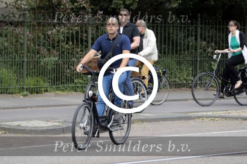 Amsterdam 31 mei 2016
Zangeres Adele met zoontje man en beveiliging op de fiets in Amsterdam.