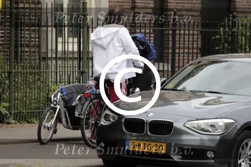 Amsterdam 31 mei 2016
Zangeres Adele met zoontje man en beveiliging op de fiets in Amsterdam.