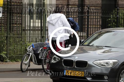 Amsterdam 31 mei 2016
Zangeres Adele met zoontje man en beveiliging op de fiets in Amsterdam.