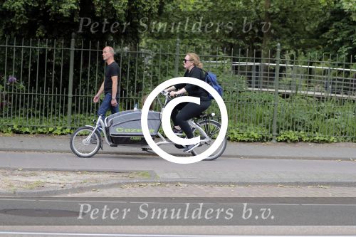 Amsterdam 31 mei 2016
Zangeres Adele met zoontje man en beveiliging op de fiets in Amsterdam.