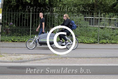 Amsterdam 31 mei 2016
Zangeres Adele met zoontje man en beveiliging op de fiets in Amsterdam.