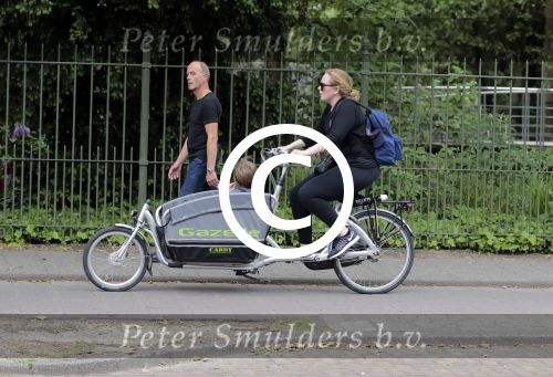 Amsterdam 31 mei 2016
Zangeres Adele met zoontje man en beveiliging op de fiets in Amsterdam.