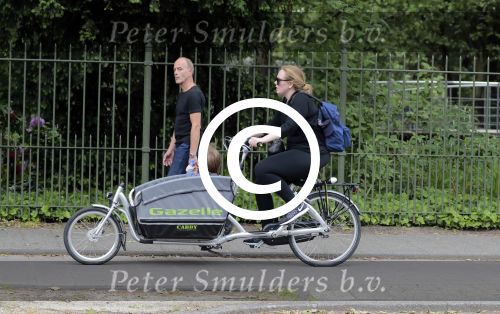 Amsterdam 31 mei 2016
Zangeres Adele met zoontje man en beveiliging op de fiets in Amsterdam.