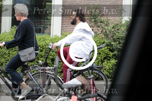 Amsterdam 31 mei 2016
Zangeres Adele met zoontje man en beveiliging op de fiets in Amsterdam.