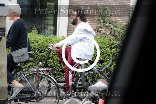 Amsterdam 31 mei 2016
Zangeres Adele met zoontje man en beveiliging op de fiets in Amsterdam.