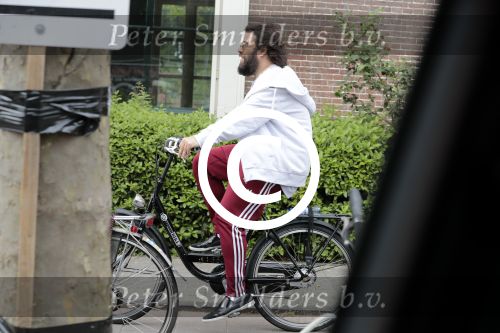 Amsterdam 31 mei 2016
Zangeres Adele met zoontje man en beveiliging op de fiets in Amsterdam.