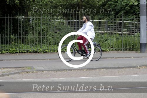 Amsterdam 31 mei 2016
Zangeres Adele met zoontje man en beveiliging op de fiets in Amsterdam.