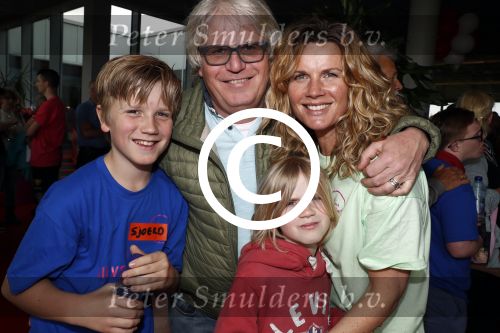 Amsterdam 21 mei 2016
Voetballen voor down in Amsterdam met div Bn ers.
Annette Barlo met man Frank Timmer en zoons