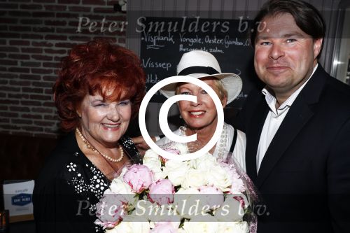 Hilversum 25 mei 2016
Feest Imca Marina vanwege 60 jarig artiesten jubileum en haar 75e verjaardag in de kei. Bart Peters Hans Wennekes en Vivian Boelen