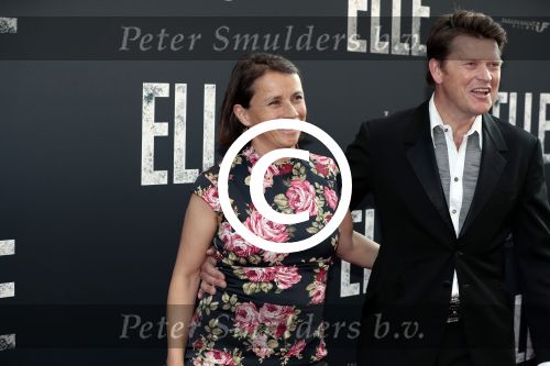 Amsterdam 31 mei 2016
Premiere nieuwste film van Paul Verhoeven Elle in Tuschinski.
Beau v Erven Dorens met zijn vrouw
