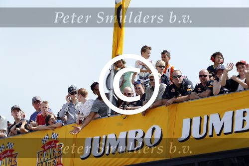 Zandvoort 4 juni 2016
Jumbo familie racedagen op Zandvoort met oa Max Verstappen en zijn Red Bull race auto. danny de Boer en Jazz