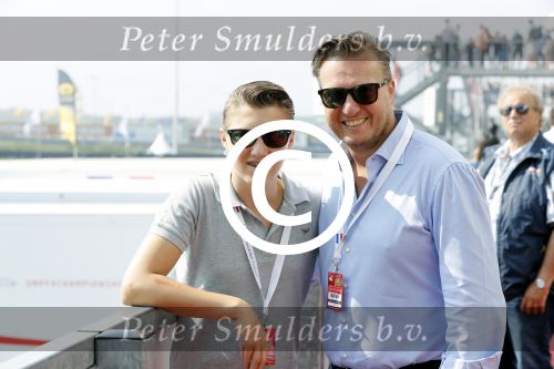 Zandvoort 4 juni 2016
Jumbo familie racedagen op Zandvoort met oa Max Verstappen en zijn Red Bull race auto. David en Guy Bijlsma