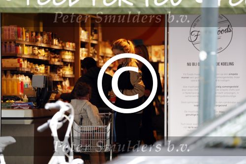 Amsterdam 25 mei 2016 
Doiutzen Kroes doet boodschappen met haar dochter Myllena Mae.