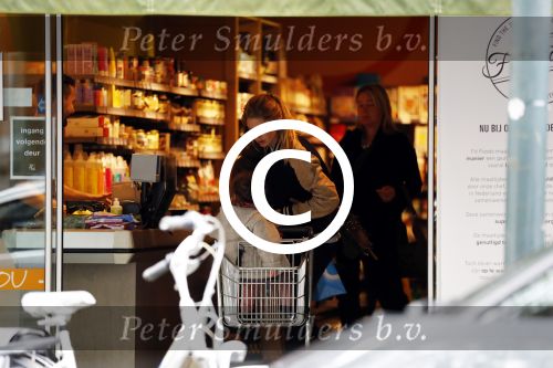 Amsterdam 25 mei 2016 
Doiutzen Kroes doet boodschappen met haar dochter Myllena Mae.