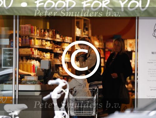 Amsterdam 25 mei 2016 
Doiutzen Kroes doet boodschappen met haar dochter Myllena Mae.