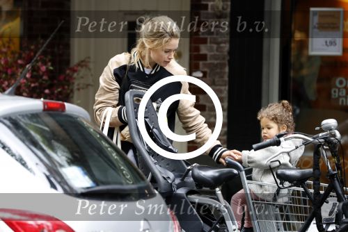 Amsterdam 25 mei 2016 
Doiutzen Kroes doet boodschappen met haar dochter Myllena Mae.